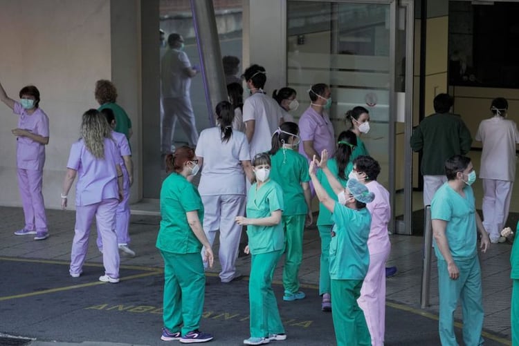 Trabajadores médicos saludan durante el brote de la enfermedad del coronavirus (COVID-19) en el Hospital Cruces, Barakaldo, España, 15 de abril del 2020. REUTERS/Vincent West