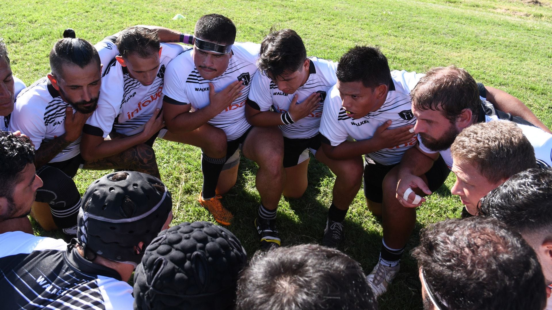 El equipo de primera de Floresta Rugby en una charla previa al partido con Los Pinos
