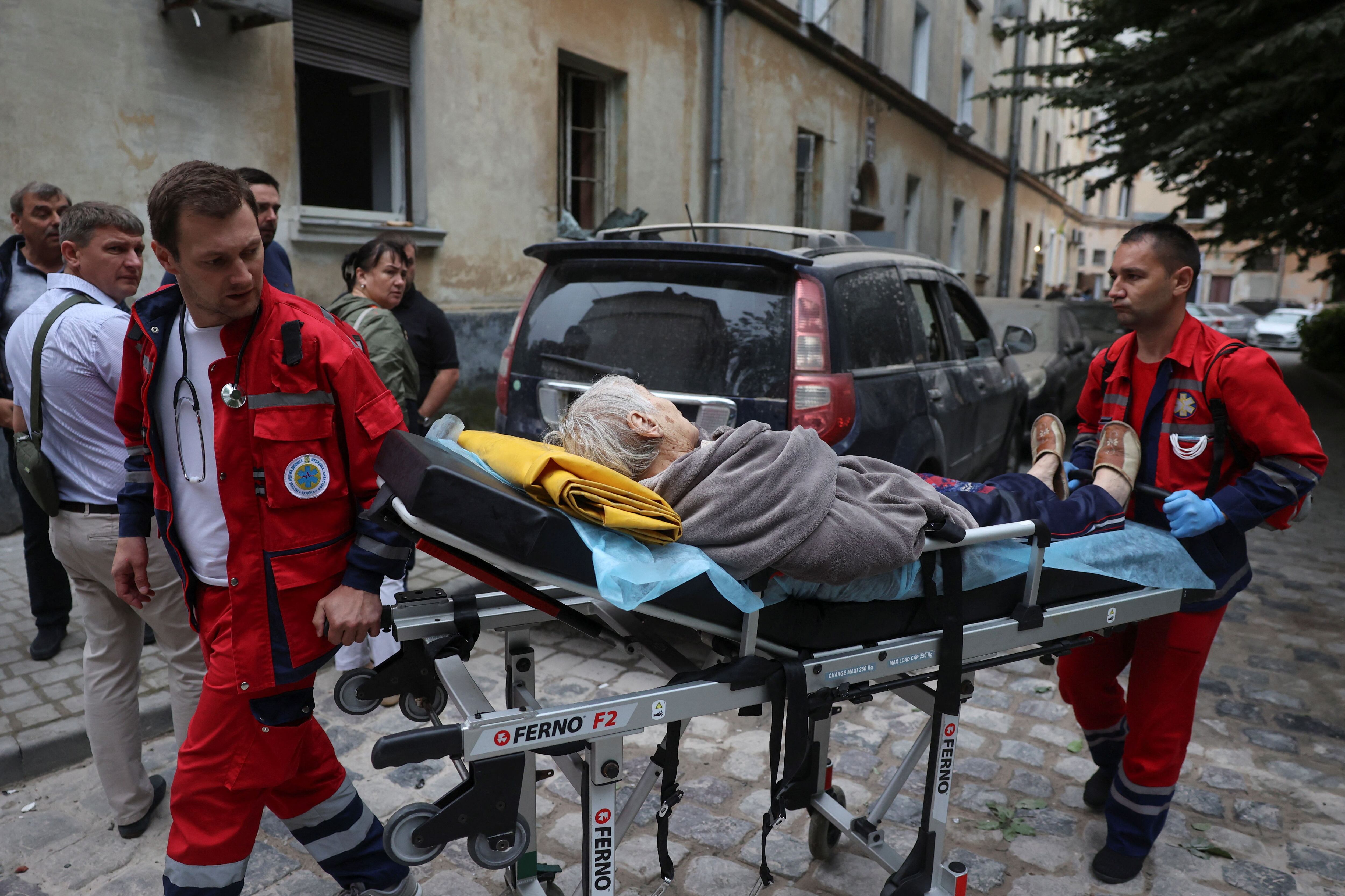 Al menos cuatro muertos dejó el impacto de un misil ruso contra un edificio residencial en la ciudad ucraniana de Lviv