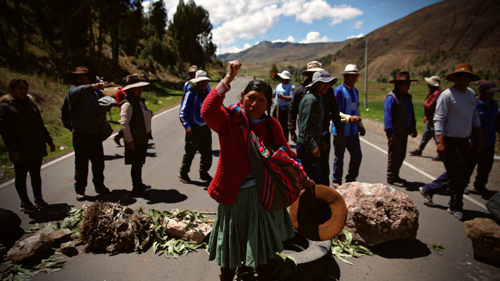 Manifestante exige elecciones anticipadas y liberación de Pedro Castillo en bloqueo de carretera en Cusco, Perú. REUTERS/Hugo Courotto.