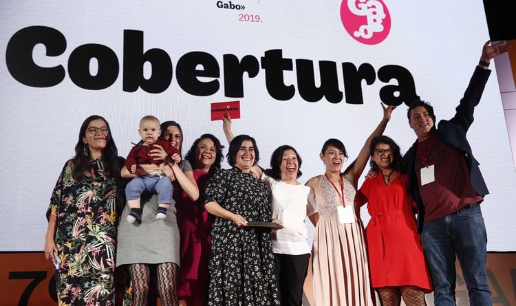 El equipo de A dónde van los desaparecidos, Quinto Elemento Lab (México y Estados Unidos), celebran el premio Gabo en la categoría cobertura, en la séptima edición del Festival Gabo, a lo mejor del periodismo Iberoamericano este jueves, en Medellín (Colombia). EFE/ Luis Eduardo Noriega A.