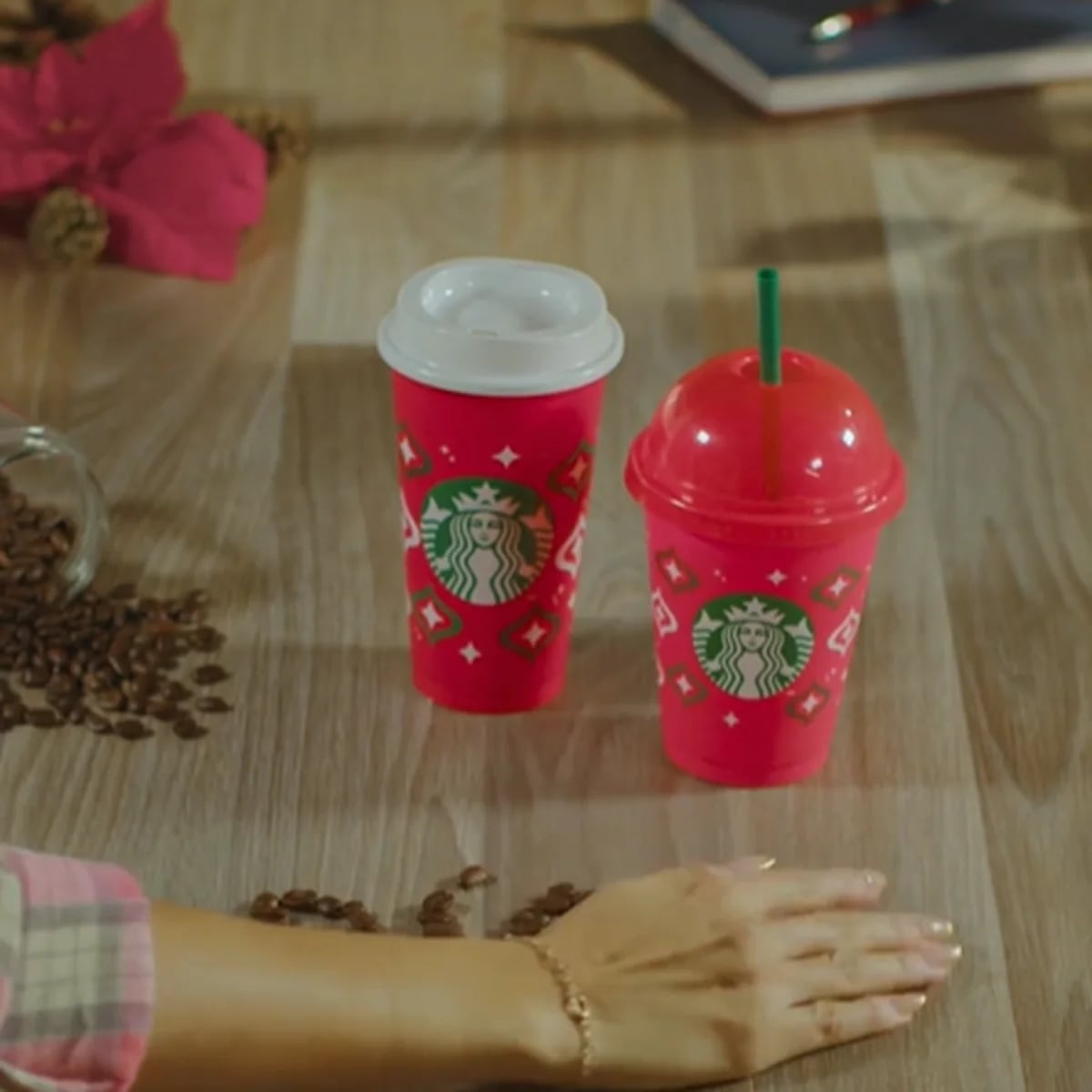 Así se ven los vasos navideños de Starbucks de este año