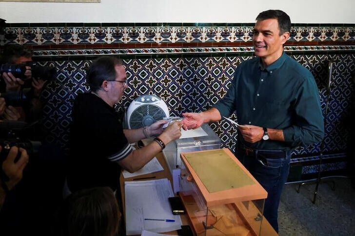 El presidente del gobierno español y líder socialista Pedro Sánchez vota en las elecciones generales en Madrid (REUTERS/Nacho Doce)