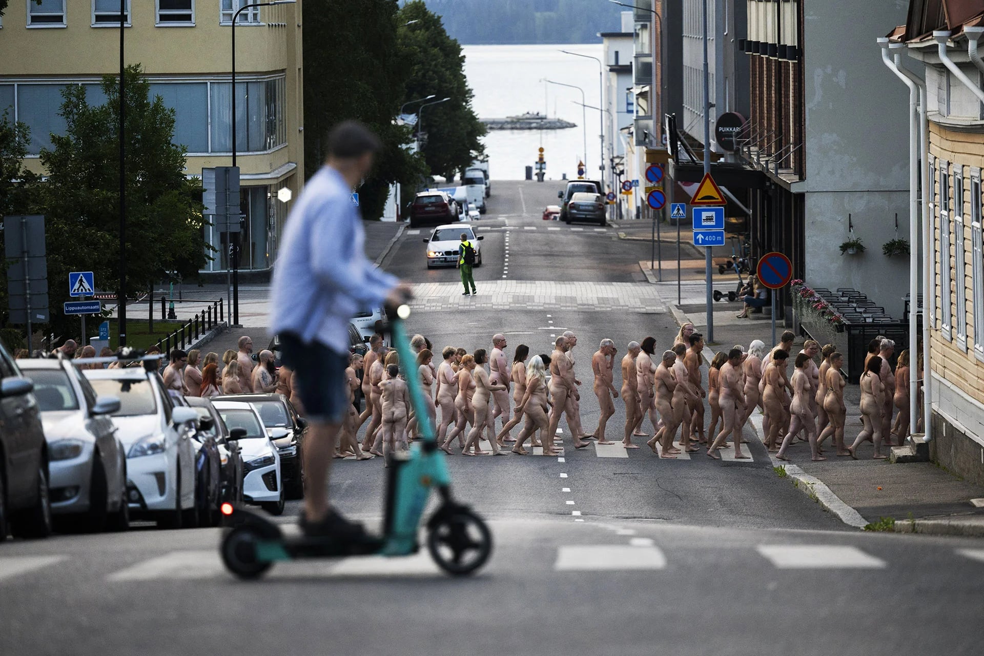 Los modelos desnudos sorprendieron en las calles de Kuopio, Finlandia (Matias Honkamaa / Lehtikuva / AFP)
