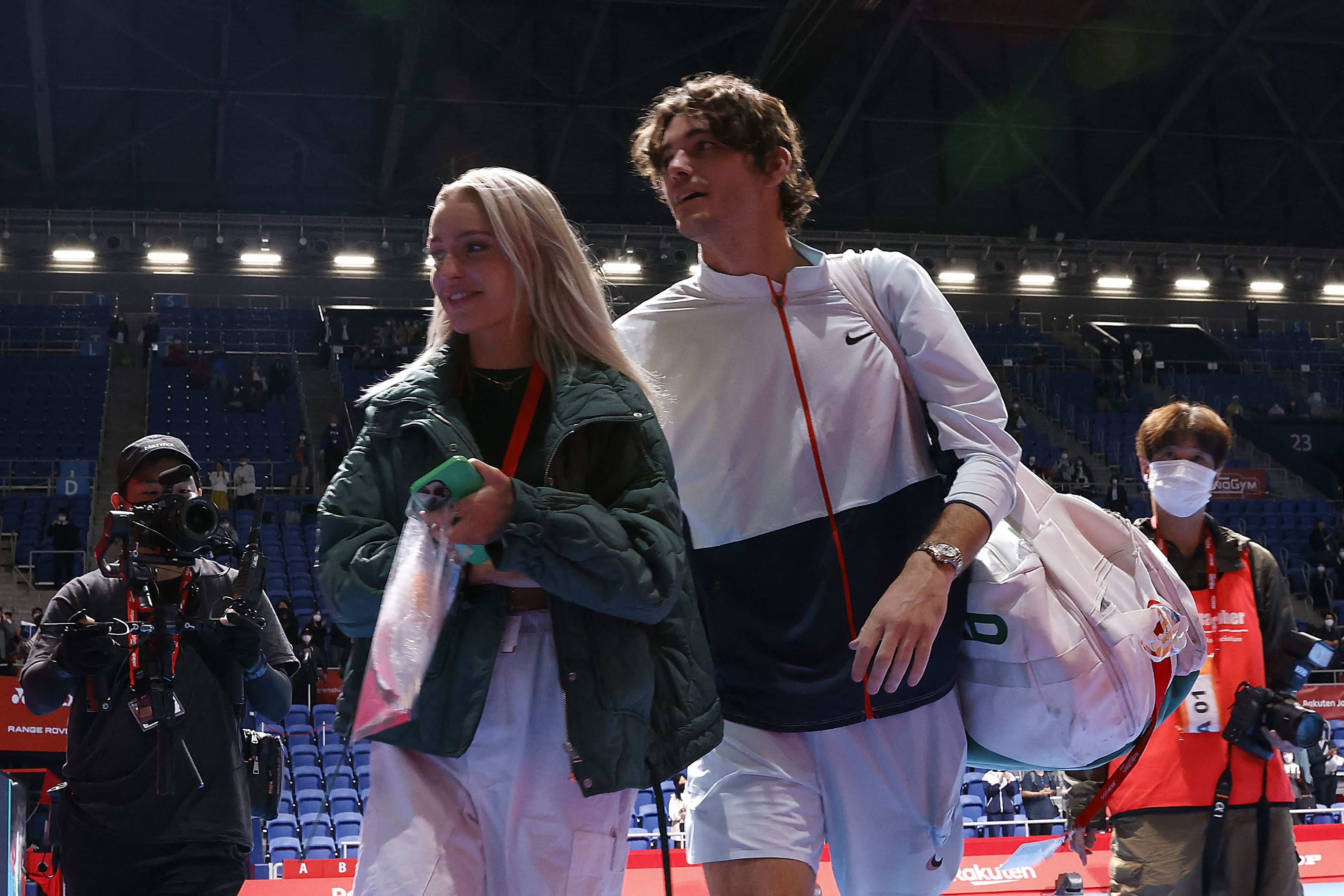 Abierto de tenis de Japón: El estadounidense Taylor Fritz con su novia Morgan Riddle tras ganar la final individual masculina contra Frances Tiafoe (REUTERS/Androniki Christodoulou)