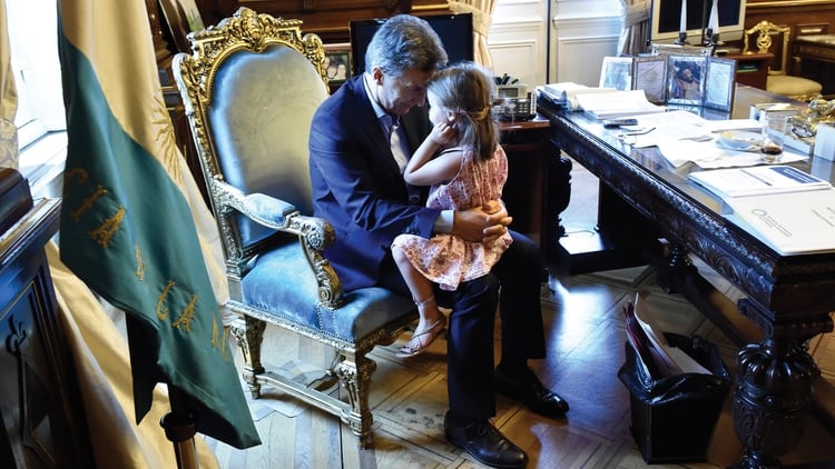 Mauricio Macri, jugando con su hija Antonia, en el despacho presidencial retratado por el fotógrafo de la Casa Rosada. Foto: Victor Bugge.