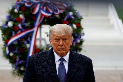 Donald Trump se da vuelta después de colocar una corona en la Tumba del Soldado Desconocido por el Día de los Veteranos en Arlington, Virginia, el 11 de noviembre de 2020 (REUTERS/Carlos Barria/Foto de archivo)