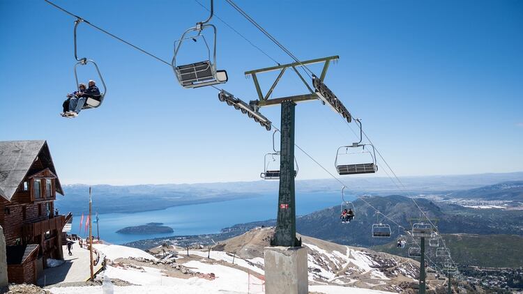 En el Cerro Catedral, el centro de esquí más grande de Sudamérica, se mantienen expectantes y ya diseñaron protocolos por si se habilita la actividad (Shutterstock)