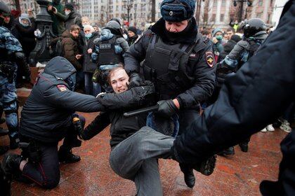 Law enforcement officers detain a man during a rally in support of jailed Russian opposition leader Alexei Navalny in Moscow, Russia January 23, 2021. REUTERS/Maxim Shemetov