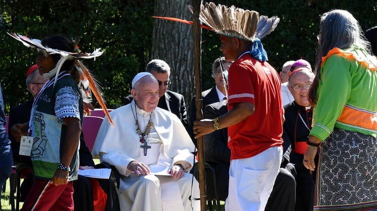 El papa Francisco junto a indígenas del Amazonas. (Photo by Andreas SOLARO / AFP)