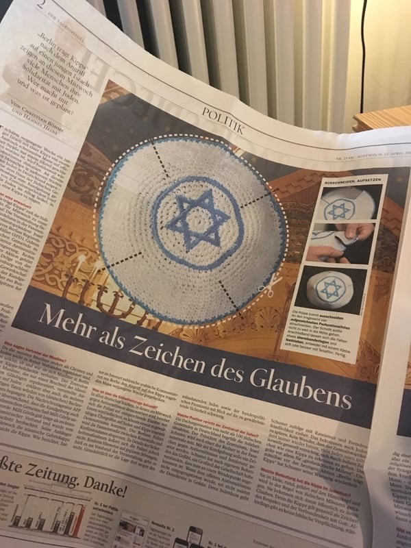 El miércoles el periódico berlinés Tagesspiegel publicó un kipá de papel recortable, para quienes quisieran solidarizarse con la manifestación en contra del antisemitismo (@ankeschoen)