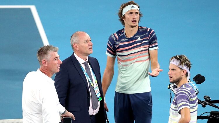 El partido estuvo demorado unos minutos por problemas de iluminación en el estadio (Reuters)