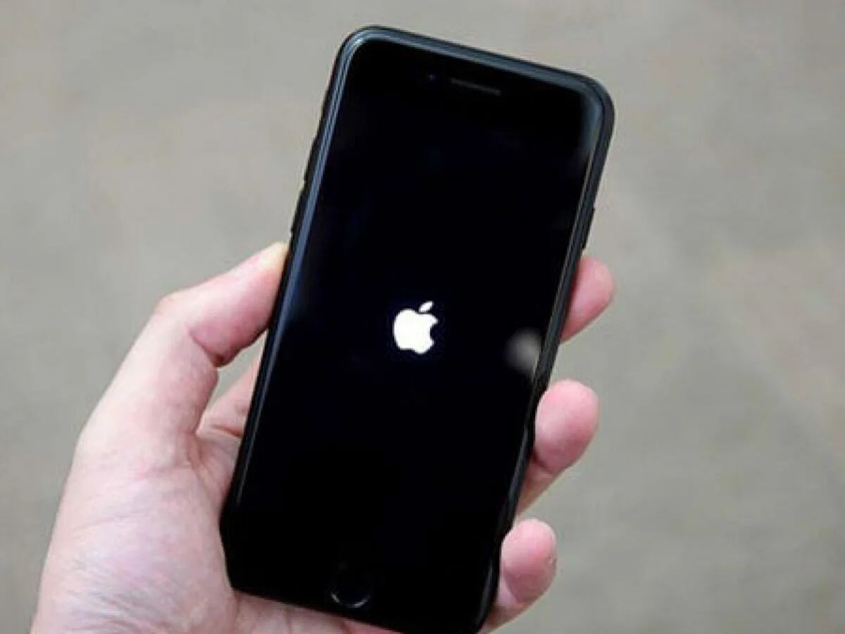 Qué hacer si el iPhone solo muestra la manzana de Apple y no responde -  Infobae