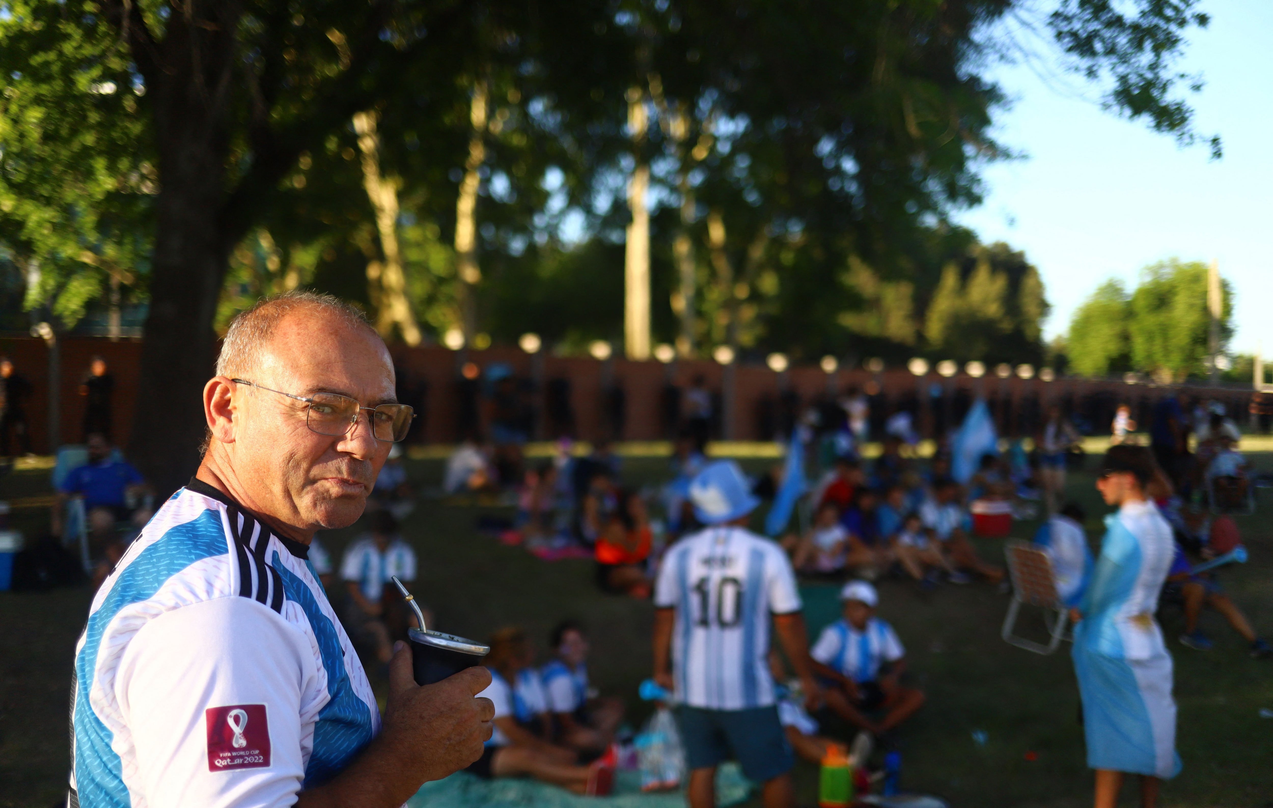 El mate, infaltable en la vigilia de los hinchas argentinos (REUTERS/Matias Baglietto)