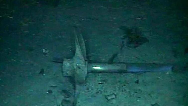 Restos del submarino. El San Juan se precipitó hacia las profundidades marinas luego de la explosión en una de sus baterías. Al alcanzar una profundidad de aproximadamente 700 metros, su resistencia estructural colapsó por acción de la presión hidrostática que envolvía al submarino y que equivalió a unas 70 veces la presión atmosférica. Su descenso terminó al impactar con su proa en el lecho marino a 907 metros de profundidad