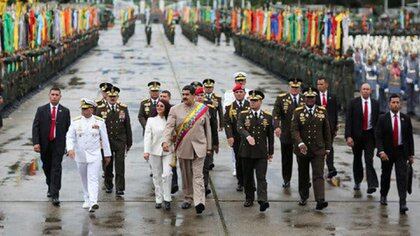 La elite militar con Nicolás Maduro durante un desfile militar (Reuters)