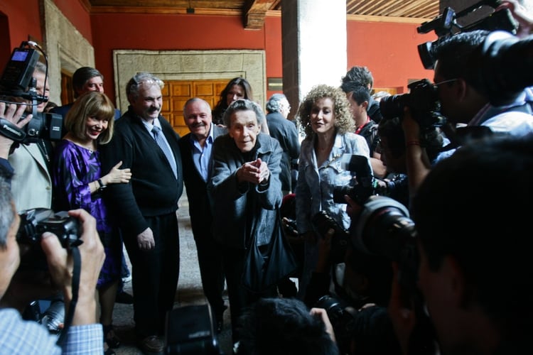 Leonora Carrington bromea con fotógrafos en el Museo José Luis Cuevas (FOTO: ISAAC ESQUIVEL/CUARTOSCURO)