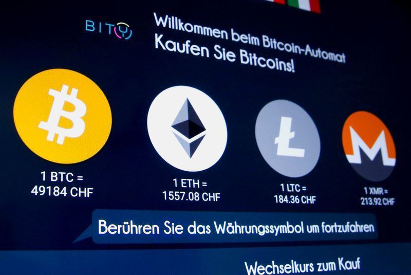 Imagen de archivo de las tasas de cambio y logos del bitcóin (BTH), éter (ETH), litecoin (LTC) y monero (XMR) en un cajero de criptomonedas de Bity en Zúrich, Suiza. 4 marzo 2021. REUTERS/Arnd Wiegmann