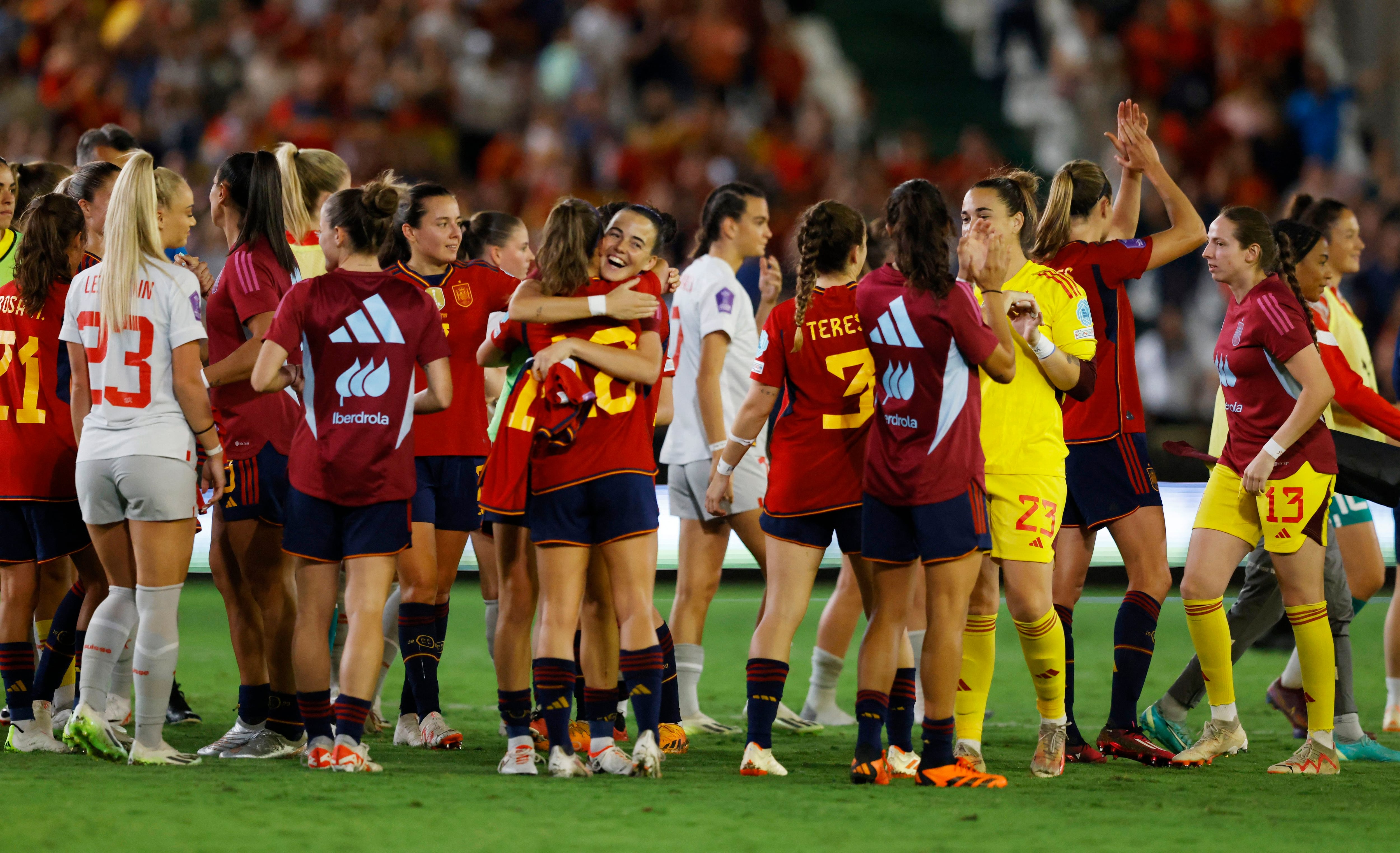 Las jugadoras de la selección Española celebran su triunfo ante Suiza en la Nations League femenina (REUTERS).