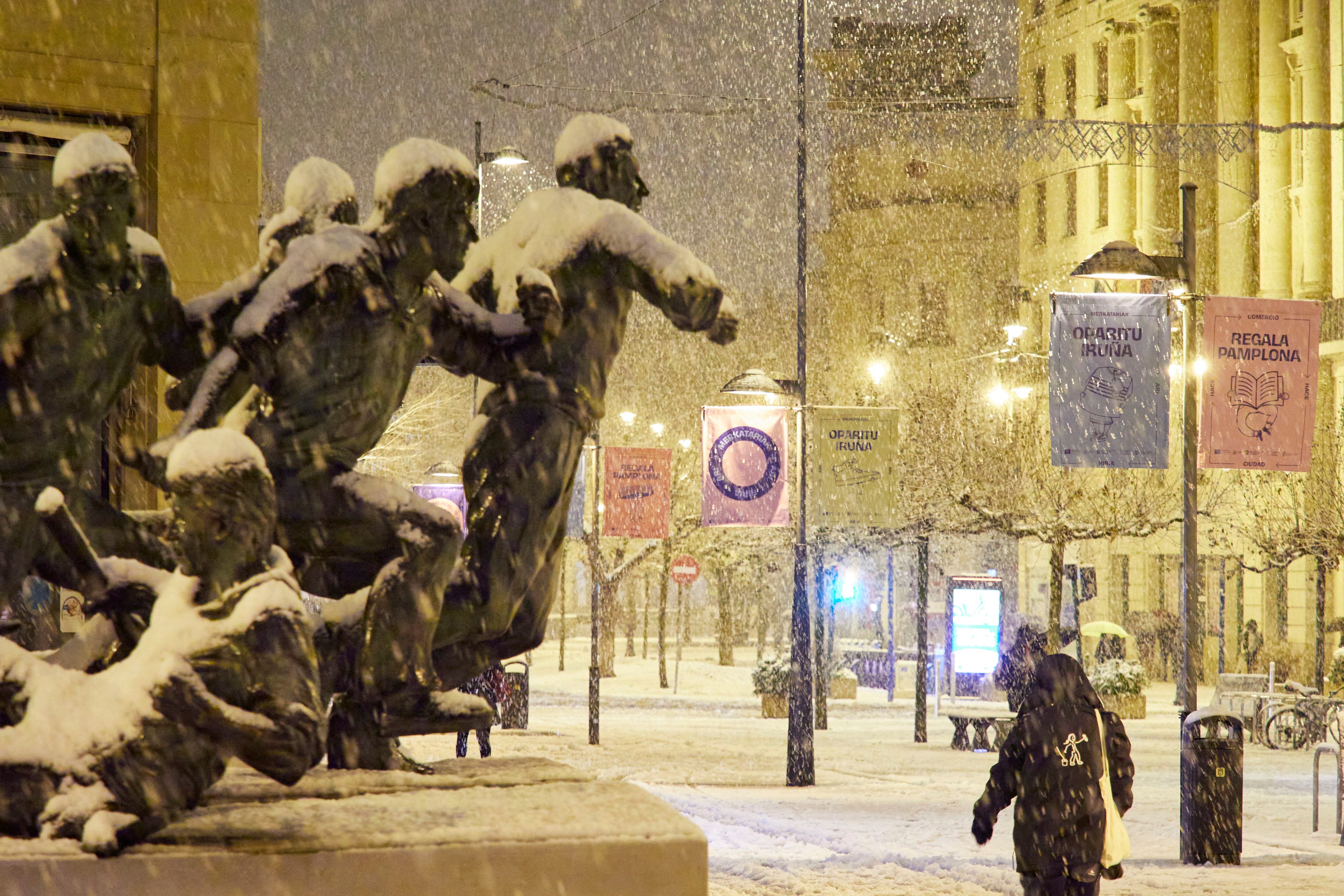 Una estatua cubierta de nieve, a 19 de enero de 2023, en Pamplona. (Eduardo Sanz / Europa Press)