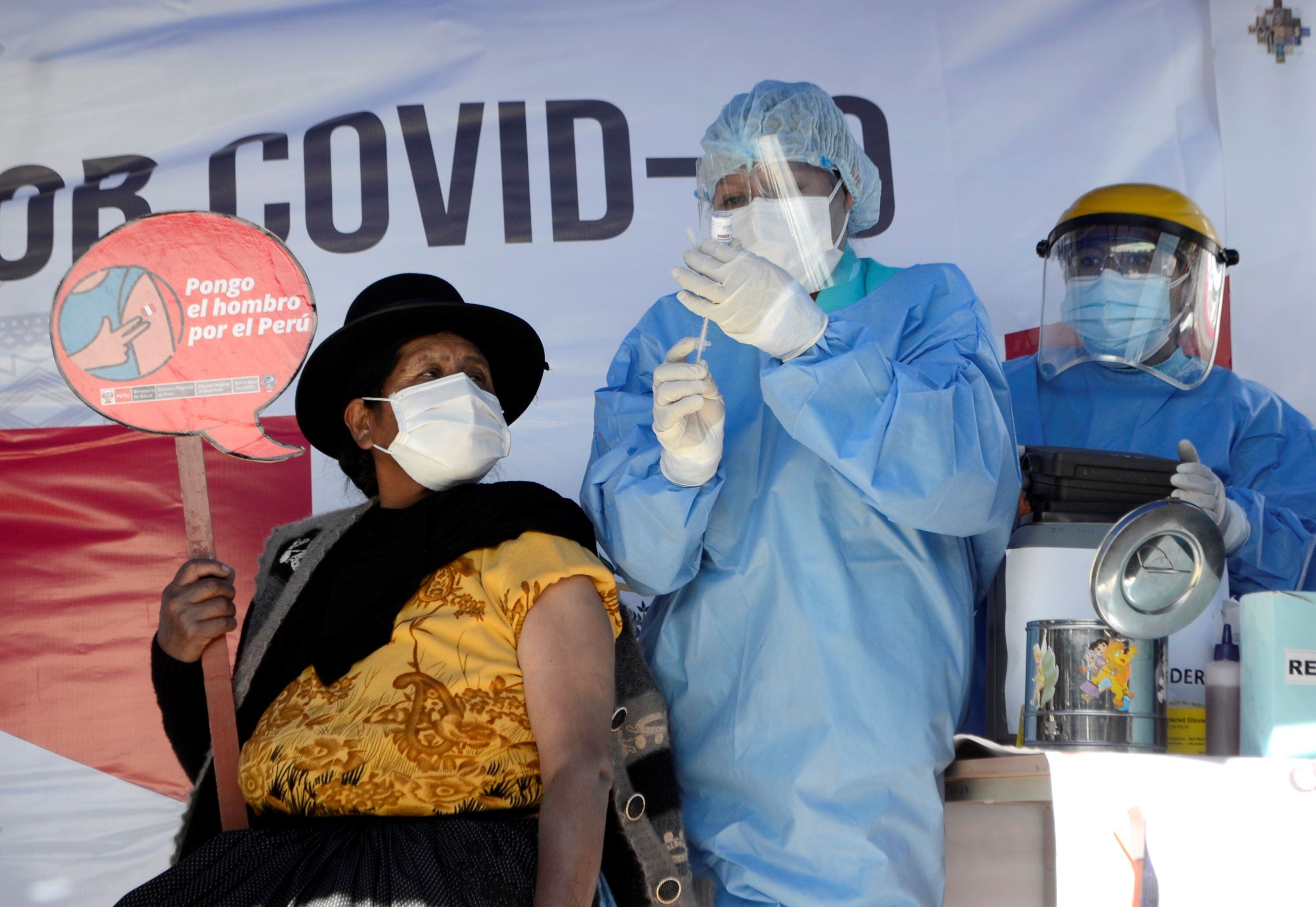 Una variante del coronavirus conocida como Lambda, que en gran medida ha pasado desapercibida durante los últimos nueve meses, ahora está causando casi todas las nuevas infecciones en Perú (REUTERS)