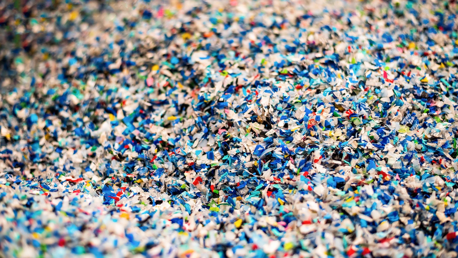 Los microplásticos están al interior de los hogares debido al lavado de ropa y los químicos de las compañías arrojados al mar (Freepik)