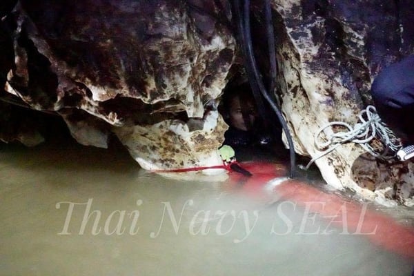 Soccorristas en la cueva (Thai Navy Seal/Handout via REUTERS )