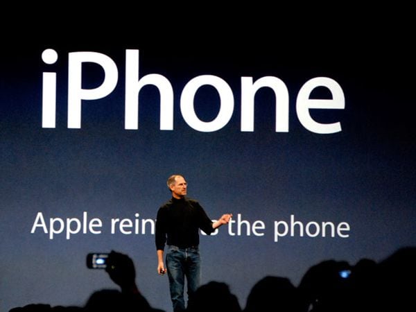 Steve Jobs, calificó el iPhone  de “mágico” y “súper inteligente”.