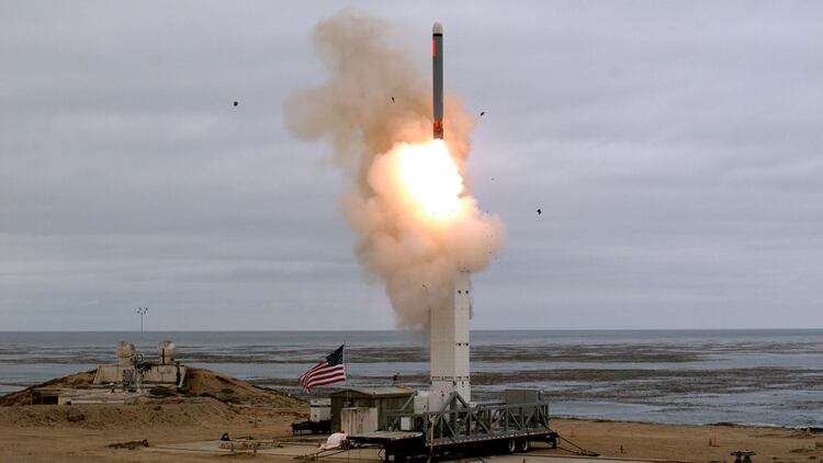 El lanzamiento del misil tipo Tomahawk desde la isla de San Nicolás, California