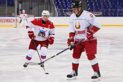 Putin y Lukashenko, en el partido de hockey que jugaron en febrero de 2019, en un momento de distensión en las negociaciones por los subsidios petroleros. 