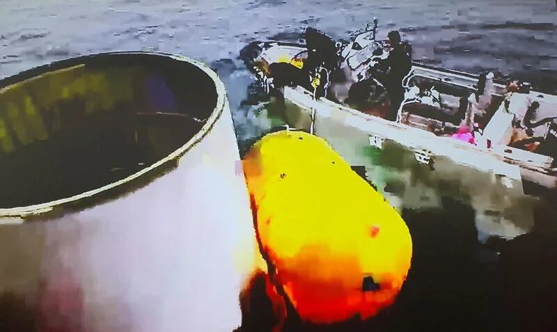 Una foto muestra lo que se cree que es una parte de un vehículo de lanzamiento espacial que Corea del Norte dijo que se estrelló en el mar frente a la costa oeste de la península dividida, Corea del Sur. 31 de mayo de 2023. Ministerio de Defensa/Handout vía REUTERS