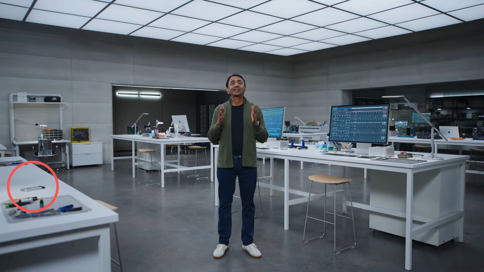 En las mesas del laboratorio de Apple reposa un iPhone original. (Infobae)