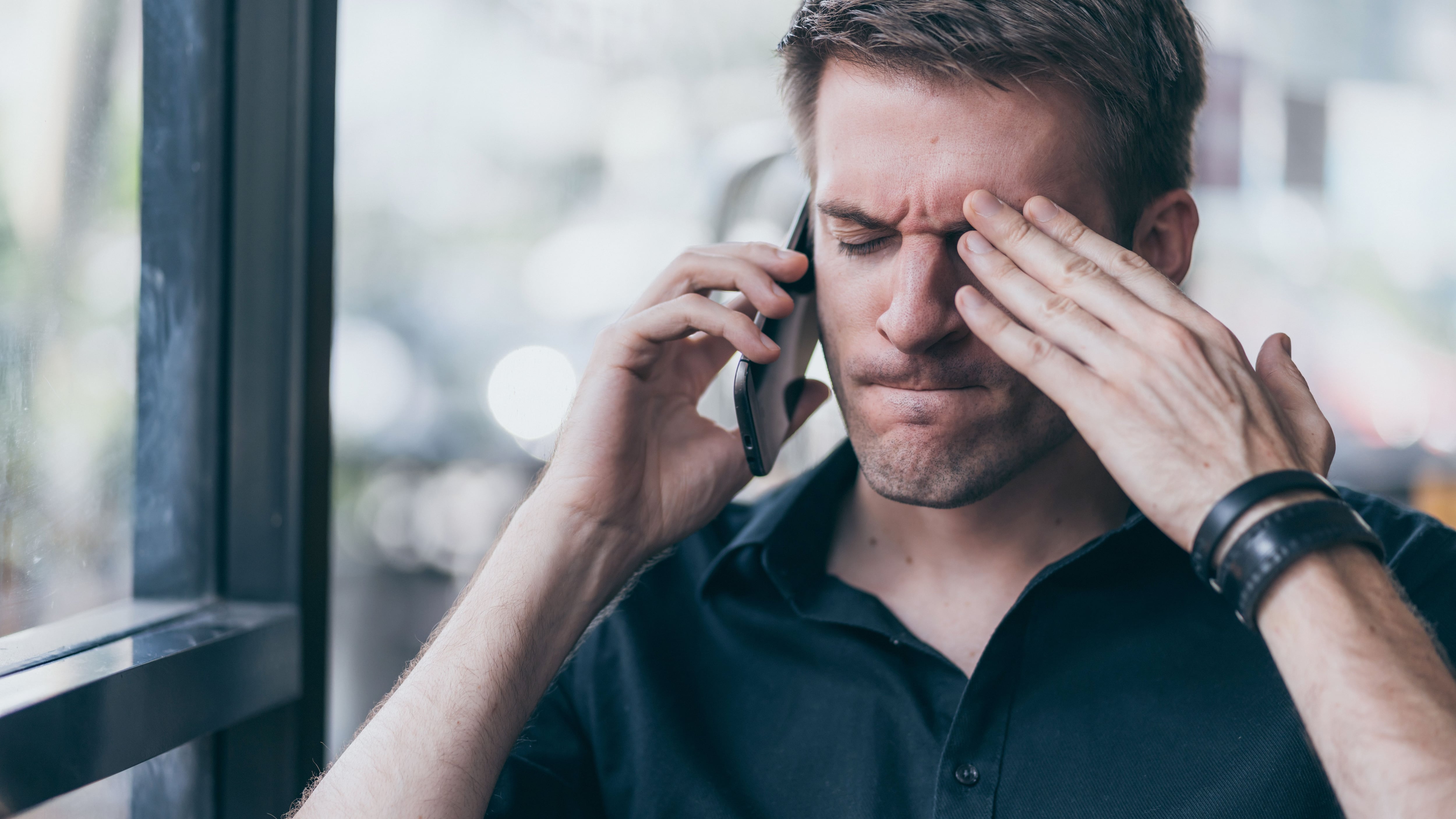 Un hombre atiende una llamada de teléfono (Shutterstock)