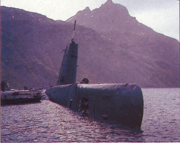 El submarino no podÃ­a sumergirse por mucho tiempo porque sus baterÃ­as estaban obsoletas y tras el bombardeo se inclinaba a estribor; habÃ­a que nivelarlo, tarea que los ingleses le encargaron a la maquinista FÃ©lix Artuso
