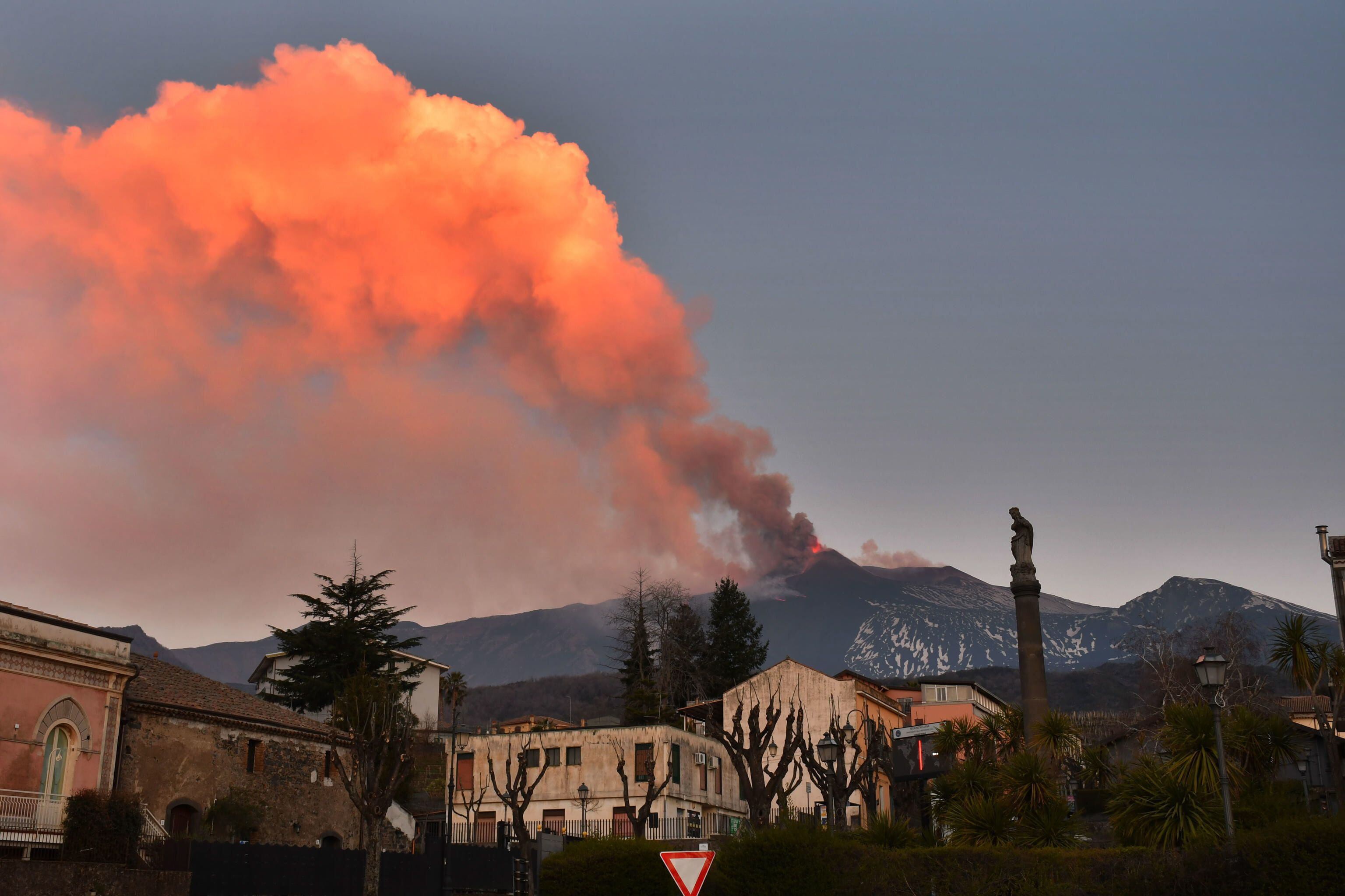 El volcán Etna, en la isla italiana de Sicilia (sur), en una fotografía de archivo. EFE/EPA/Orietta Scardino