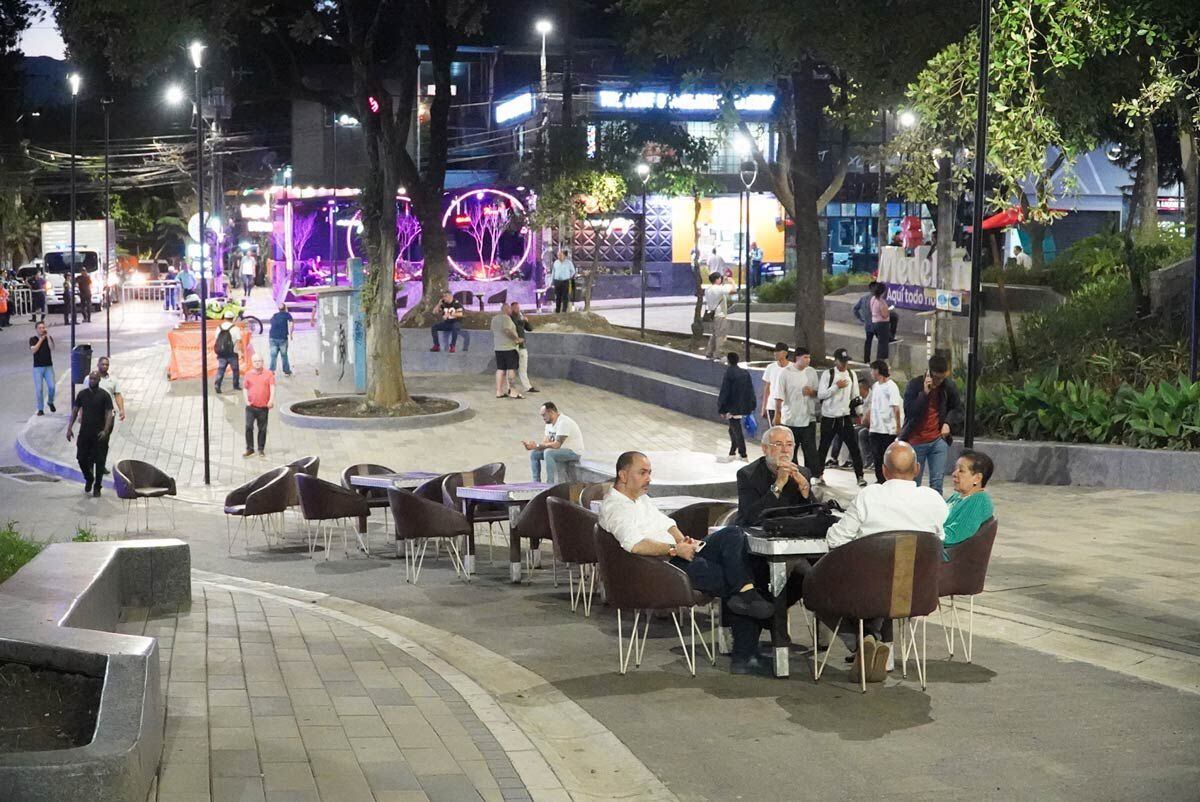 Parque Lleras en horas nocturnas, una de las zonas más opcionadas para el entretenimiento y el ocio en las horas de la noche - crédito Alcaldía de Medellín