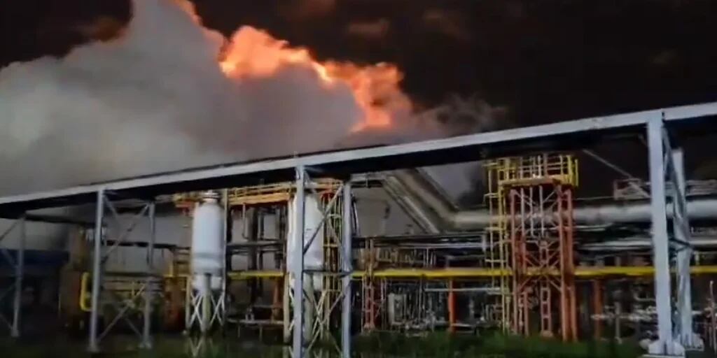 “Explosión” y vapor en la refinería de YPF de Ensenada: desde la petrolera aclararon que “no hay riesgo para la comunidad”