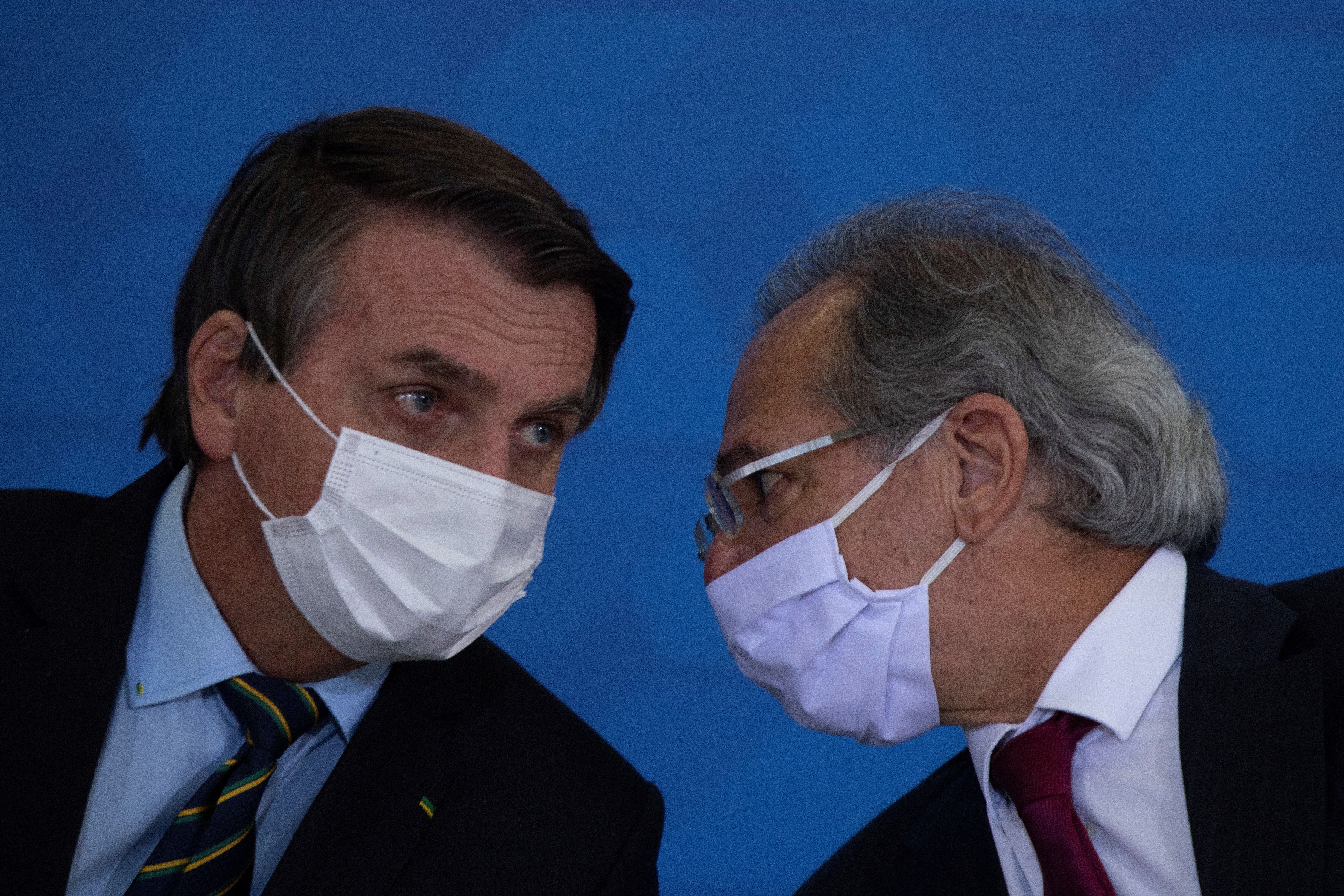 El presidente de Brasil, Jair Bolsonaro (i) y el ministro de la Economia, Paulo Guedes. EFE/ Joédson Alves/Archivo
