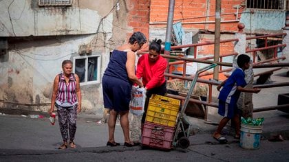 La mala gestión cubana se trasladó a Venezuela, argumentó el autor de "La invasión consentida": “Venezuela es un país quebrado y empobrecido. La economía y los servicios públicos comenzaron a crujir antes de la imposición de sanciones económicas por parte de Washington”.  (EFE/RAYNER PEÑA R)
