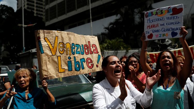 Los venezolanos piden la caída de la dictadura chavista (Reuters)