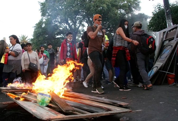Manifestantes protestan contra el Tribunal electoral en Sucre. (Jose Luis Rodriguez / AFP)