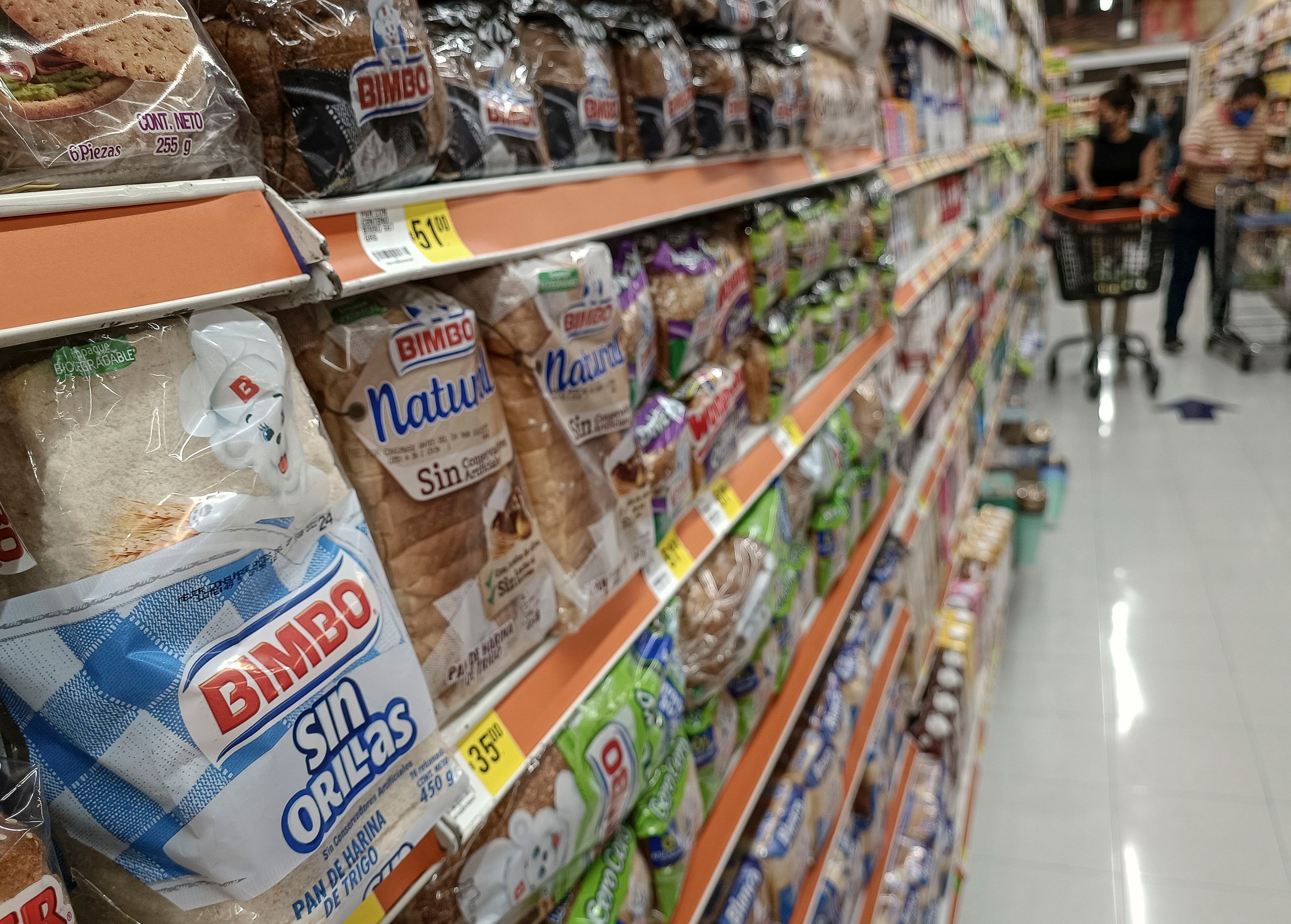 Algunas cadenas analizan importar pan lactal de Brasil por los elevados precios internos, que duplican en dólares los de los países vecinos
