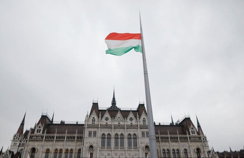 FOTO DE ARCHIVO. Una bandera nacional húngara ondea frente al edificio del parlamento húngaro, en Budapest, Hungría. 15 de marzo de 2018. REUTERS/Marko Djurica
