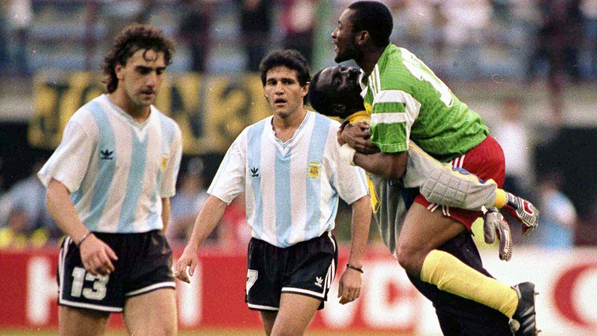 Néstor Lorenzo y Jorge Burruchaga ante el festejo camerunés en el encuentro debut del Mundial Italia 1990 (AP)