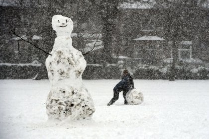 Una figura hecha con nieve y hielo (Andy Buchanan / AFP)