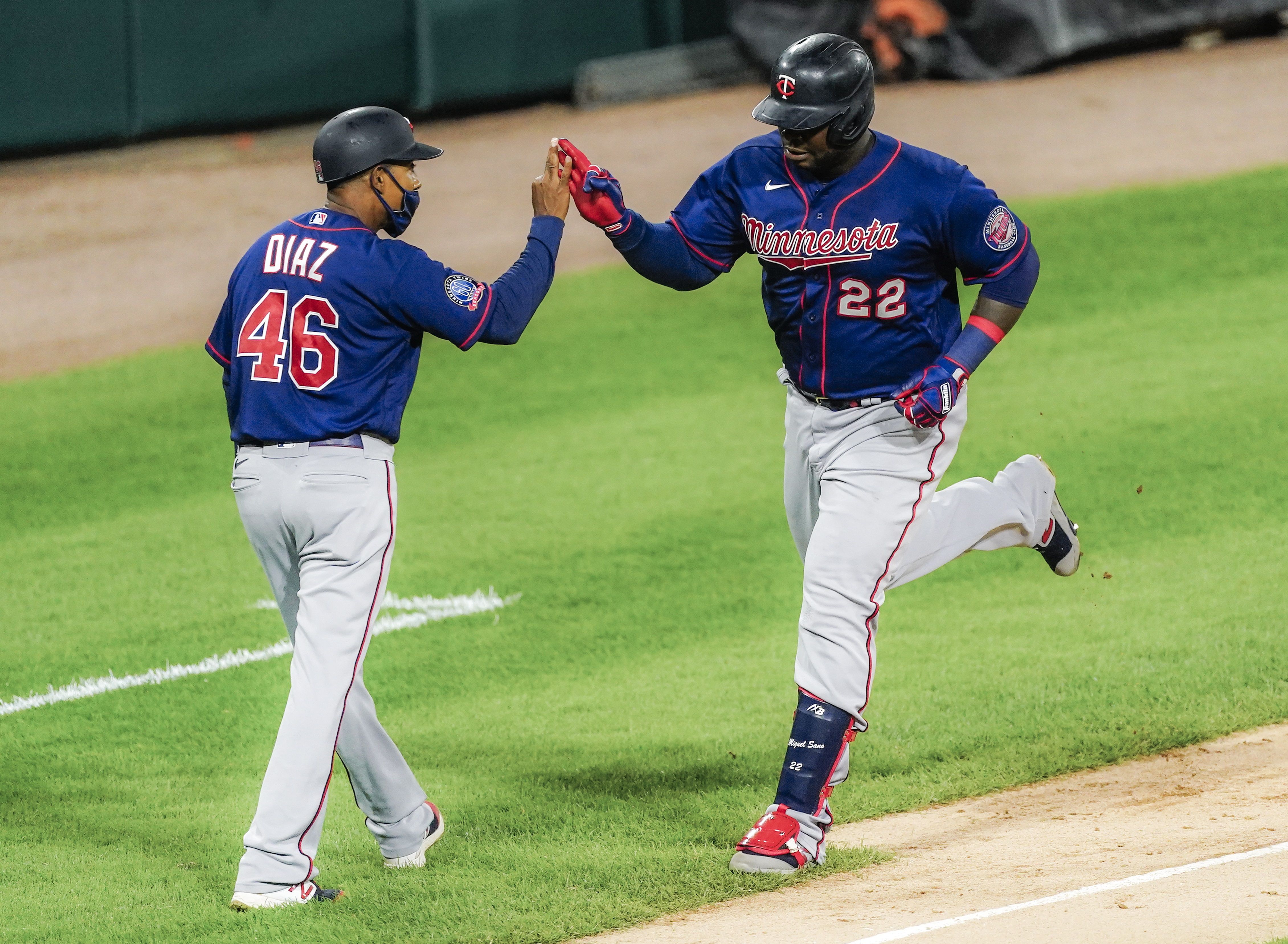 The player of the Twins of Minnesota Michael Healed (d) celebrates with his teammate Tony Diaz during a game against the Chicago White Sox, dipustado in the Guaranteed Rate Field in Chicago, Illinois (USA), this September 16, 2020. EFE/Tannen Maury
