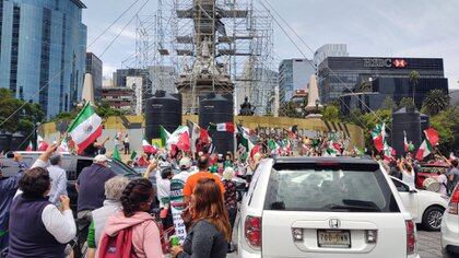 Los manifestantes entonaron el himno nacional a los pies del Ángel de la Independencia (Foto: Twitter @andresb92906057)