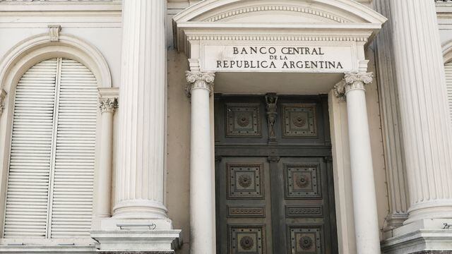 Foto de archivo: una persona camina frente a la entrada del edificio del Banco Central de la República Argentina (BCRA) en el centro financiero de Buenos Aires, Argentina. 16 sept, 2020.  REUTERS/Agustin Marcarian/File Photo