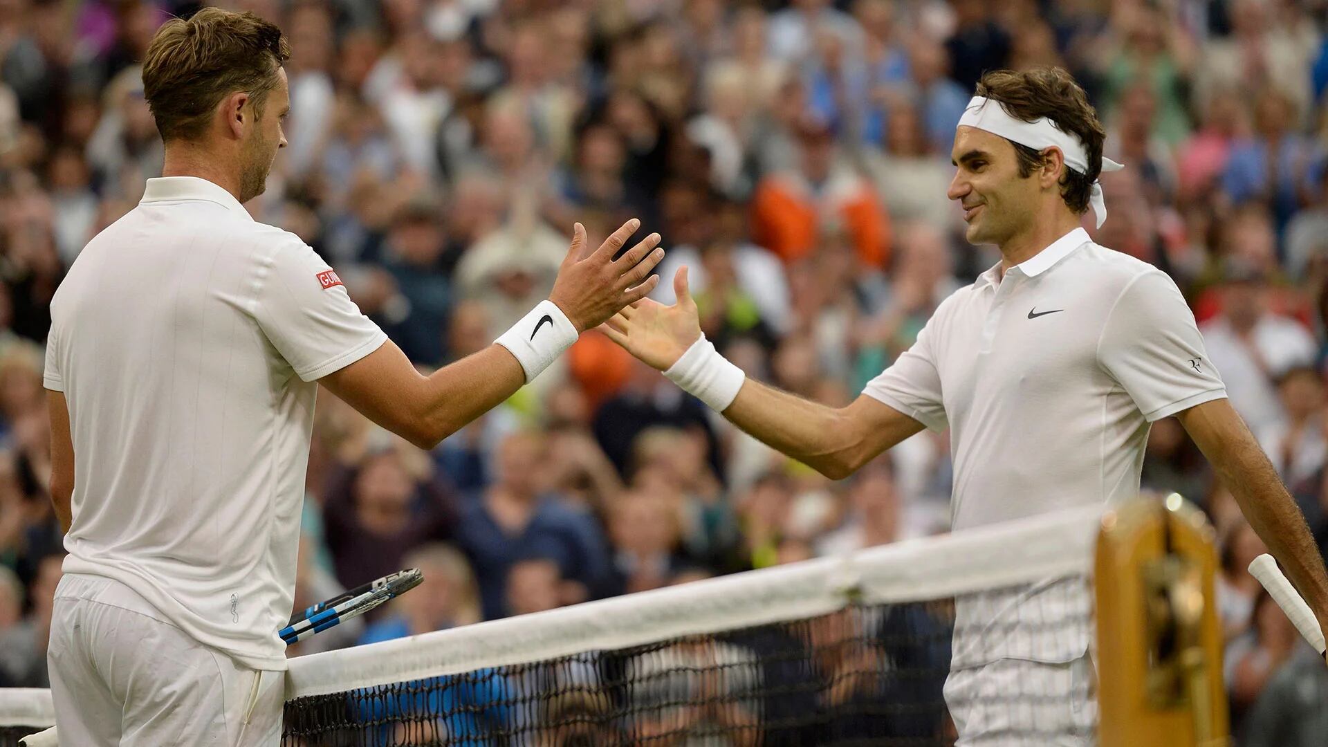 Marcus Willis junto a Roger Federer (Reuters)