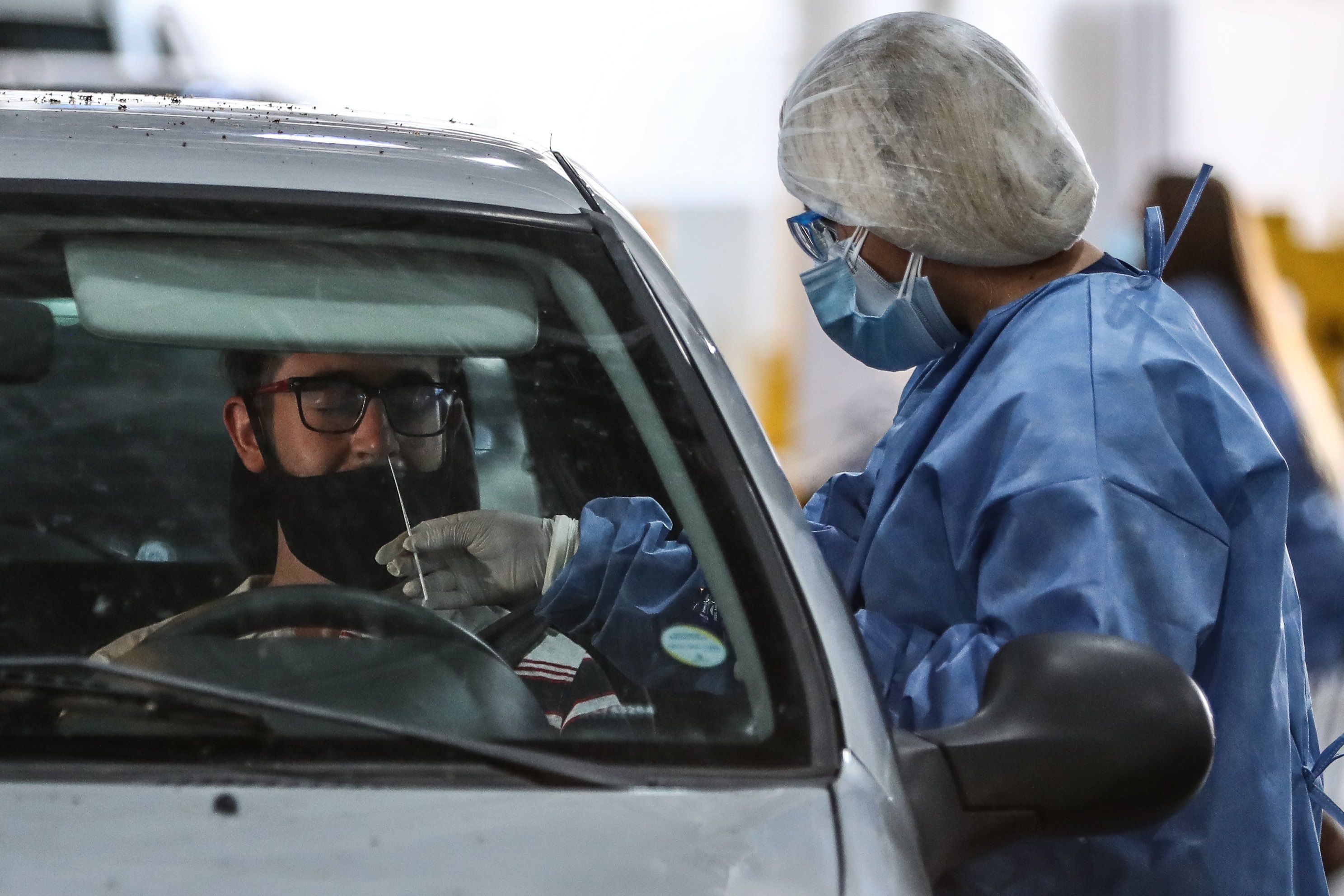Un hombre se somete a un hisopado de COVID-19 en un centro de control de la Ciudad de Buenos Aires (Foto: EFE)